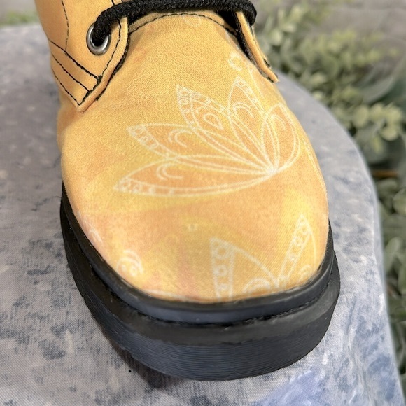 Yes We Vibe “Yellow Lotus” Cool Weather Cozy Lace-Up Combat Boots WMS 7M💛VGUC💛 - Picture 7 of 11